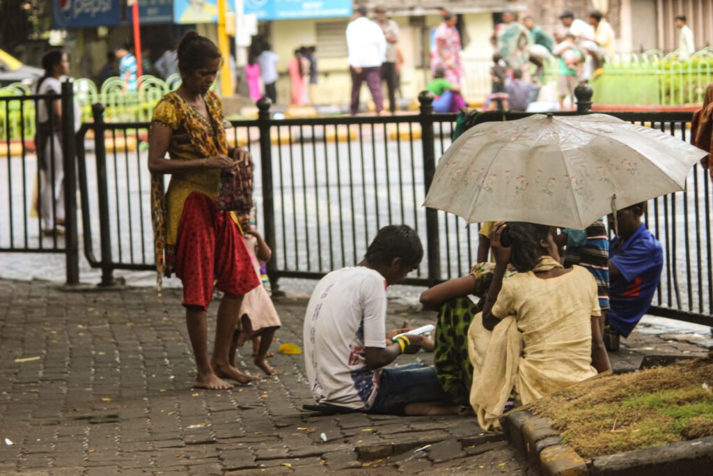 image of a family sitting on a footpath in Mumbai captured by Jainish Soni