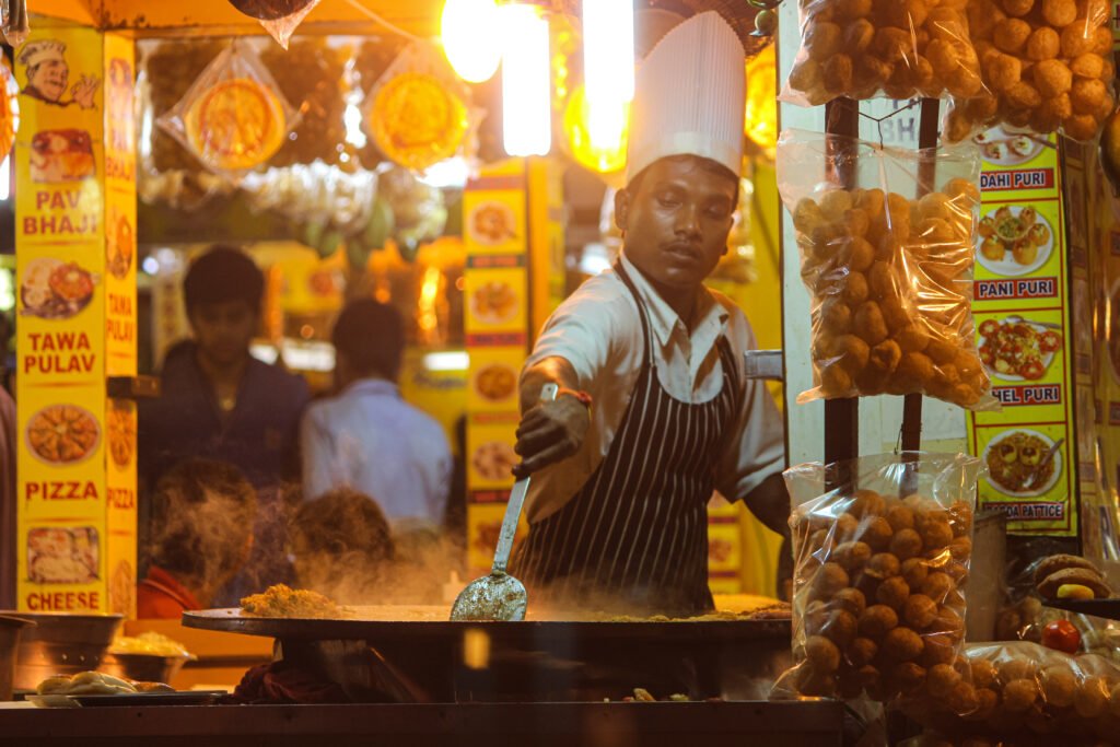 image of a street vendor selling pav bhaji captured by Jainish Soni