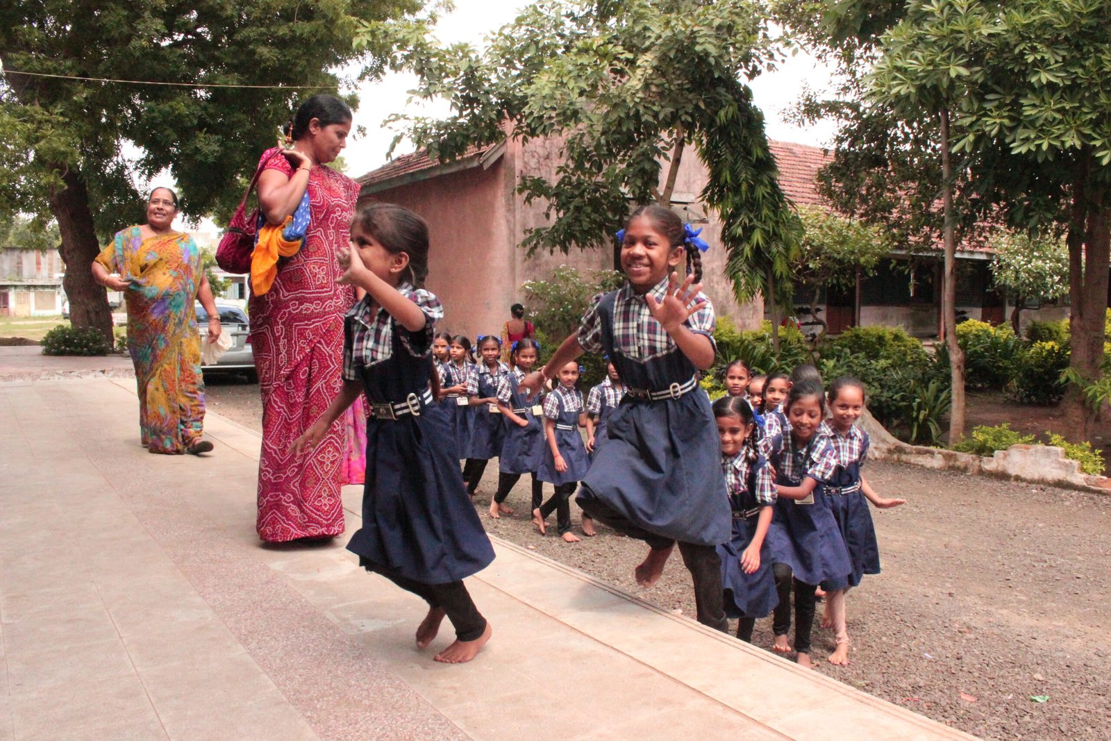 image of students running towards a class captured by Jainish Soni